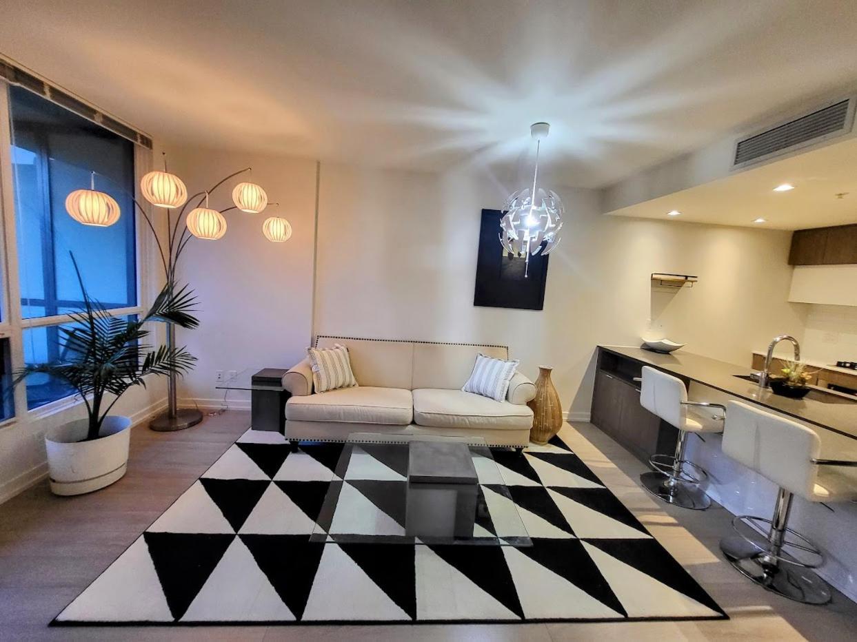Your Perfect Escape - Modern Landmark Condo In Downtown Calgary - Free Parking- Premium Location Exterior foto
